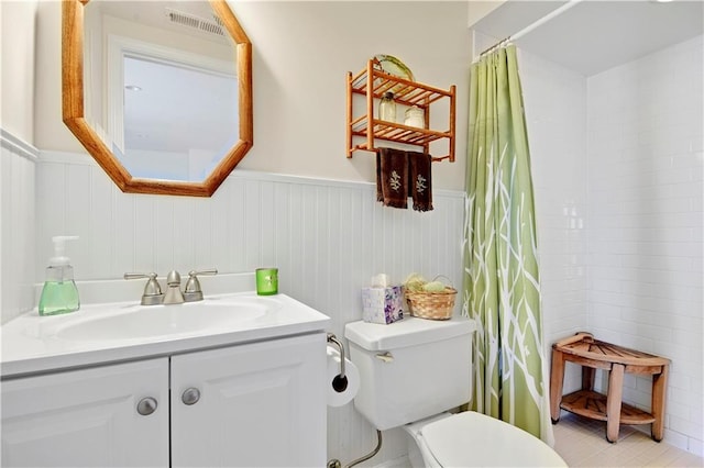 3 M St, Lake Lotawana, MO 64086 - full bath featuring a wainscoted wall, vanity, and a shower with shower curtain