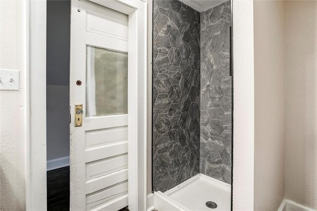 826 W 75th St, Kansas City, MO 64114 - full bath featuring a shower stall