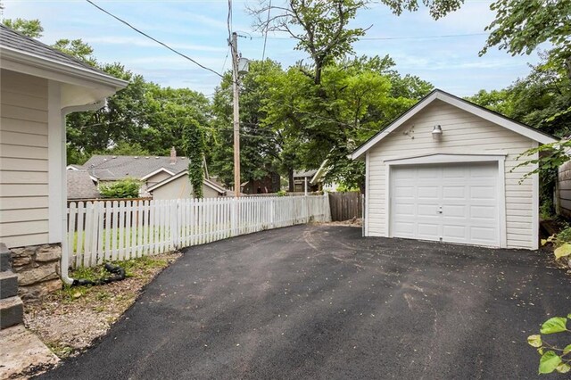 826 W 75th St, Kansas City, MO 64114 - detached garage featuring driveway