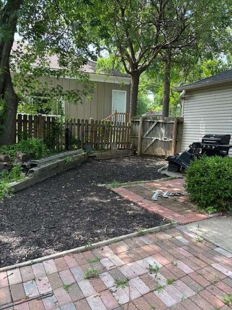 9105 W 95th Ter, Overland Park, KS 66212 - view of yard with a gate