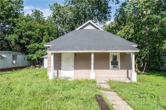 1610 N 3rd St, Neodesha, KS 66757 - view of front of house with a front lawn and roof with shingles
