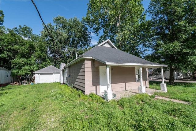 1610 N 3rd St, Neodesha, KS 66757 - view of side of home with a lawn and a garage
