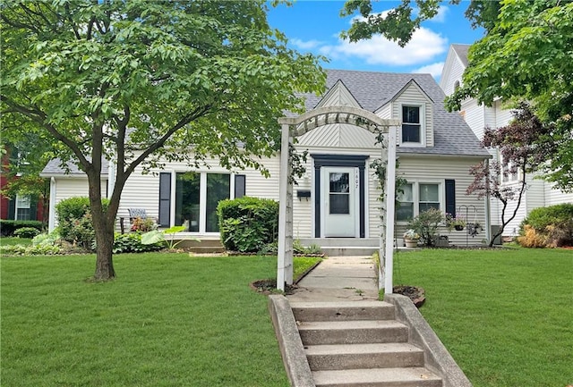 1607 S St, Lexington, MO 64067 - view of front of house featuring a front yard and roof with shingles