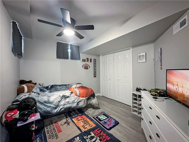 1607 S St, Lexington, MO 64067 - bedroom featuring wood finished floors, a ceiling fan, and a closet