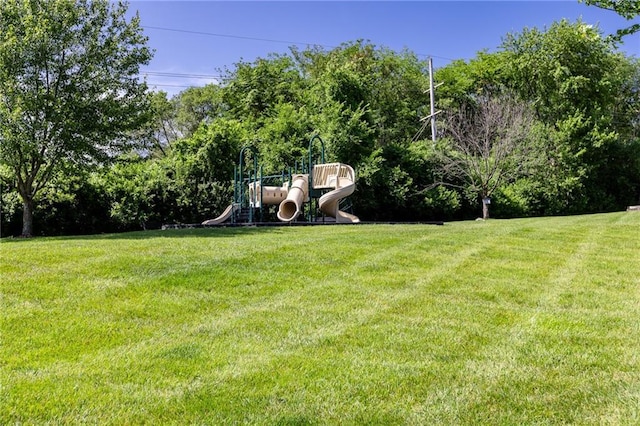 8620 N Eastern Ave, Kansas City, MO 64157 - view of grassy yard