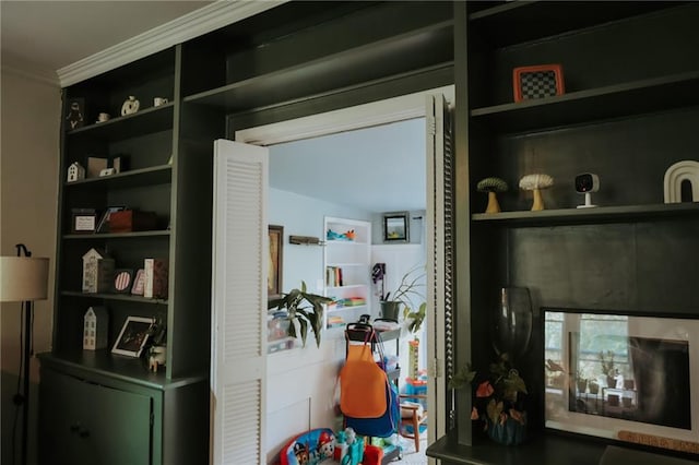 2220 Eugene Field Ave, Saint Joseph, MO 64505 - detailed view of crown molding