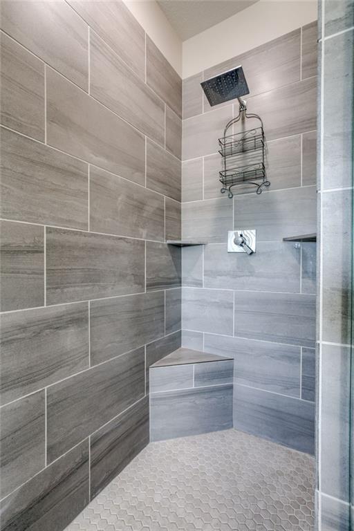 12750 Larkspur Ln, Platte City, MO 64079 - full bathroom featuring a tile shower
