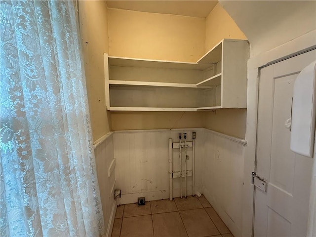 624 S St, Atchison, KS 66002 - laundry room featuring tile patterned flooring, a wainscoted wall, and washer hookup