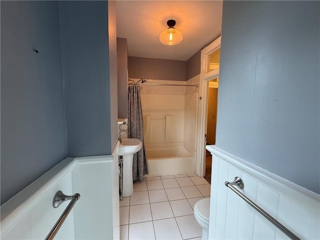 624 S St, Atchison, KS 66002 - bathroom featuring shower / bath combo with shower curtain and tile patterned flooring