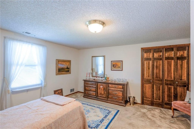 16904 E 36th St S, Independence, MO 64055 - bedroom featuring a textured ceiling, light colored carpet, and a closet