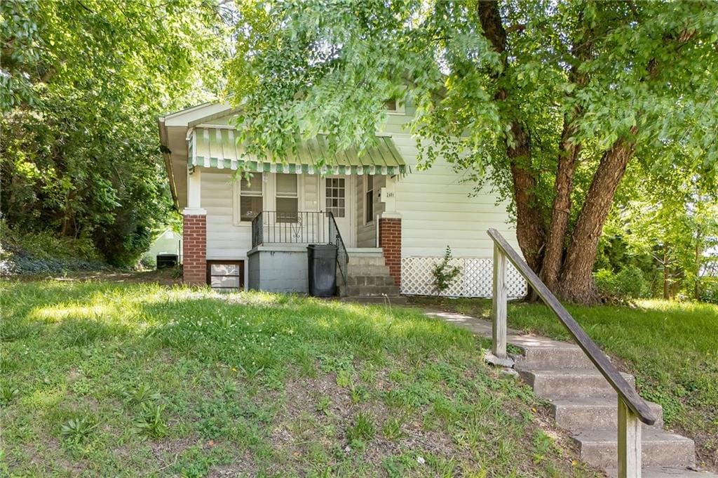 2601 S 19th St, Saint Joseph, MO 64503 - view of front of house featuring covered porch