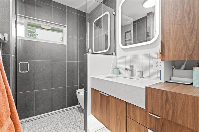 5001 W 70th St, Prairie Village, KS 66208 - bathroom featuring tiled shower, vanity, and tile patterned flooring