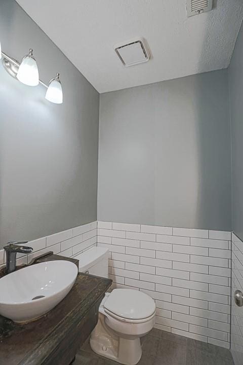 311 NE Bridge Pl, Blue Springs, MO 64014 - bathroom featuring tile patterned floors and tile walls