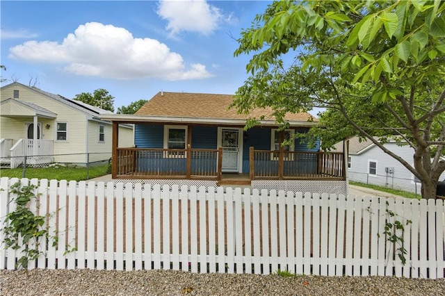 814 S Saville St, Independence, MO 64052 - view of front of property featuring covered porch and a fenced front yard