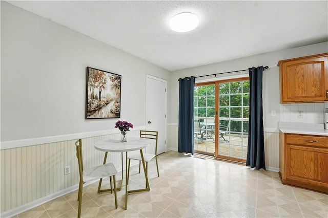 1303 SW Mission Pl, Lees Summit, MO 64081 - dining room featuring light floors and a textured ceiling