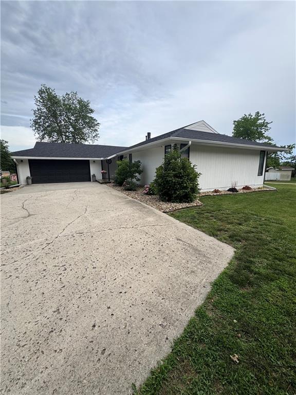 109 W 3rd St, Stanberry, MO 64489 - single story home with a front yard, a garage, and driveway