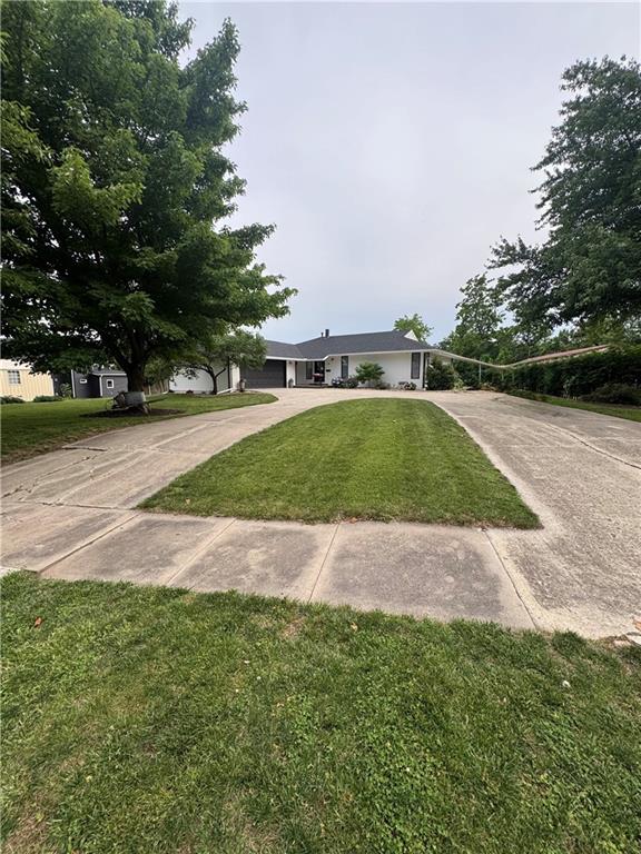 109 W 3rd St, Stanberry, MO 64489 - ranch-style home with a front lawn and driveway