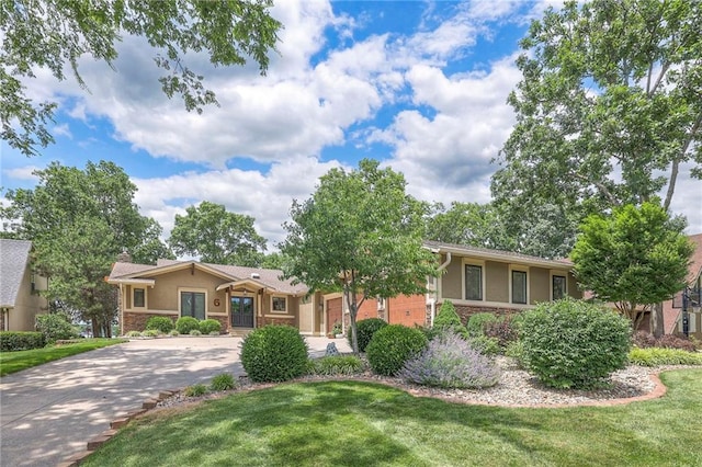 6 Mohave Dr, Lake Winnebago, MO 64034 - ranch-style home featuring stucco siding, stone siding, a chimney, driveway, and a front lawn