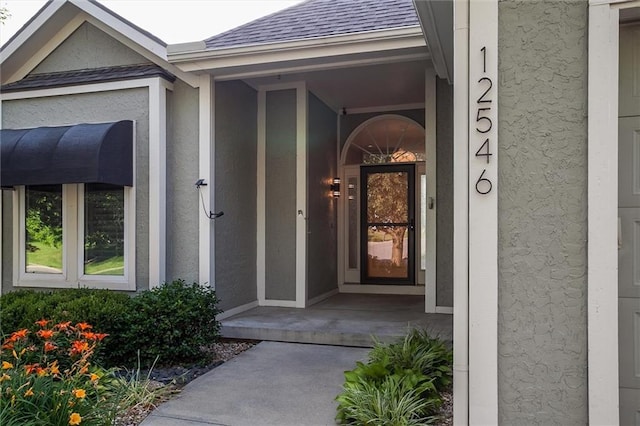 12546 Augusta Dr, Kansas City, KS 66109 - entrance to property featuring stucco siding and a shingled roof
