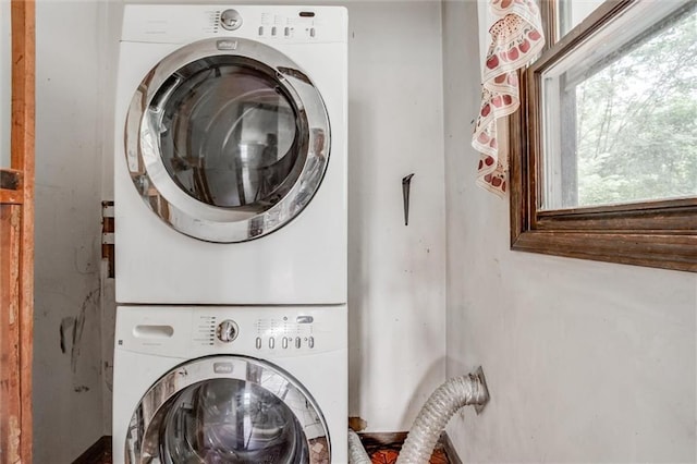 11301 Deer Haven Ln, Excelsior Springs, MO 64024 - laundry room with estacked washer and dryer