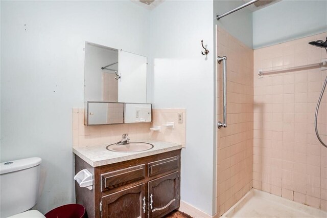 11301 Deer Haven Ln, Excelsior Springs, MO 64024 - full bath featuring tiled shower, tasteful backsplash, and vanity