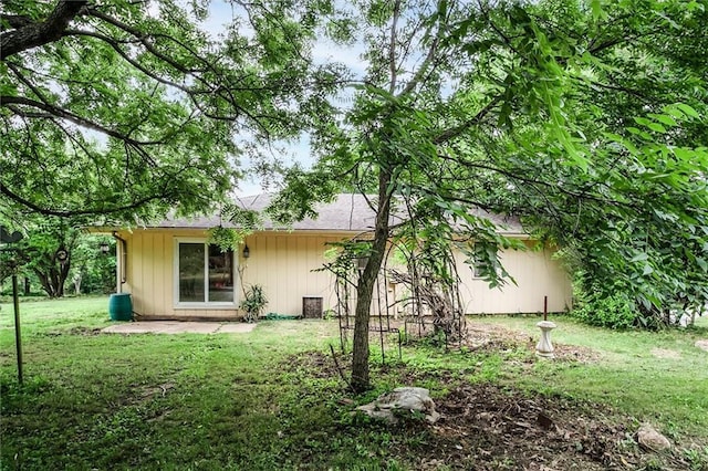 11301 Deer Haven Ln, Excelsior Springs, MO 64024 - rear view of property featuring a lawn and a patio