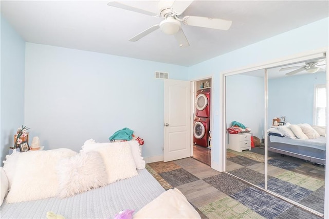 2633 E Langsford Rd, Lees Summit, MO 64063 - bedroom with estacked washer and dryer, a closet, and a ceiling fan