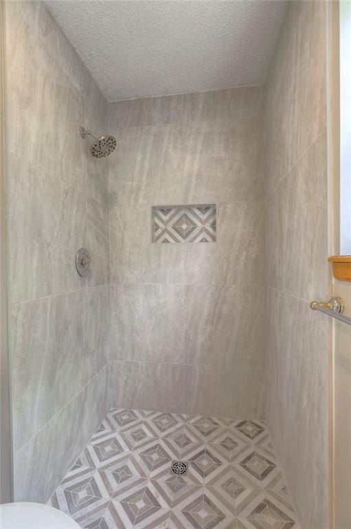 1733 NE Ridgeview Dr, Lees Summit, MO 64086 - bathroom with tiled shower and a textured ceiling