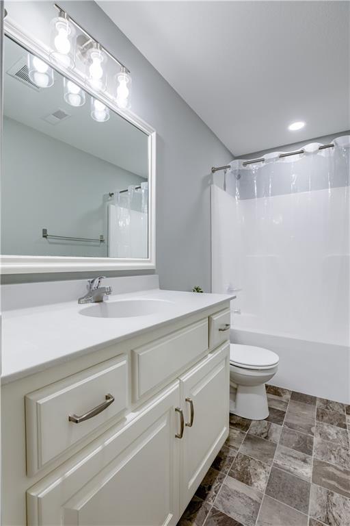 8604 NE 103rd St, Kansas City, MO 64157 - full bath featuring vanity and shower / bath combo with shower curtain