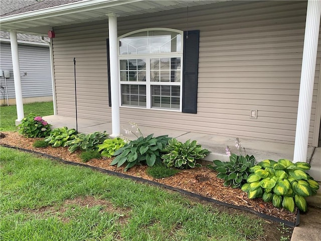 517 Brooklyn Ct, Frontenac, KS 66763 - view of side of home featuring a porch
