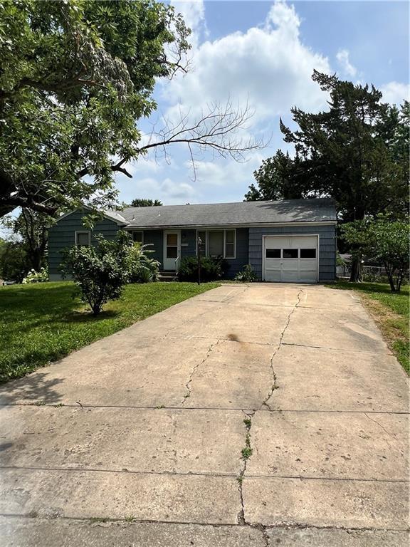 2903 N Union St, Independence, MO 64050 - single story home featuring a garage, a front lawn, and driveway