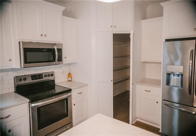5073 NW Timberline Dr, Riverside, MO 64150 - kitchen featuring stainless steel appliances, light countertops, and backsplash