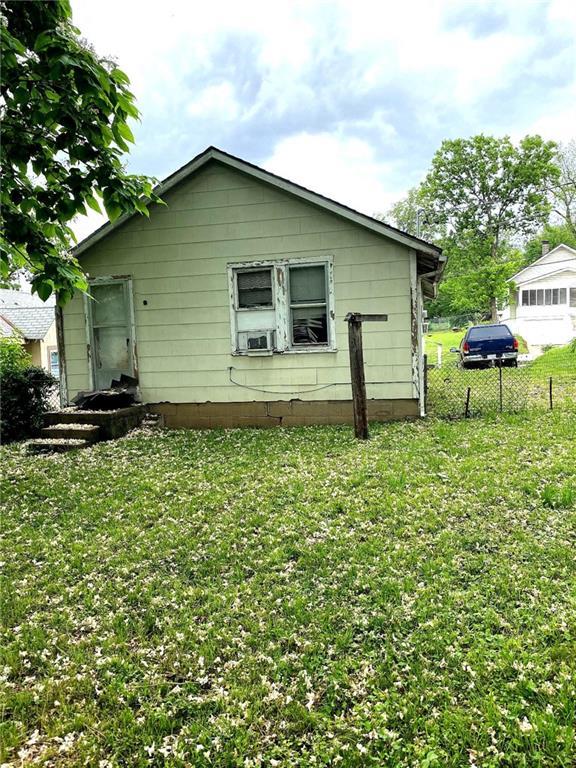 5433 E 29th St, Kansas City, MO 64128 - view of side of home