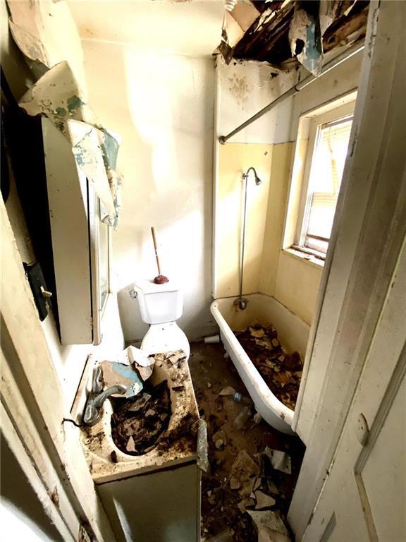 5433 E 29th St, Kansas City, MO 64128 - full bath with a shower and a bathtub