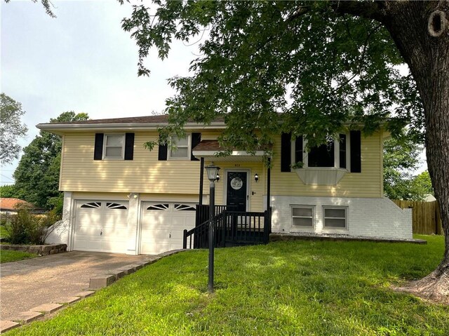 812 Manor Ct, Sedalia, MO 65301 - photo 1