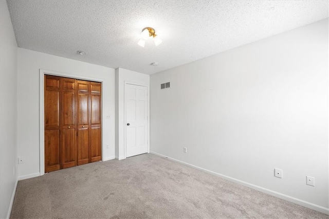 1467 E Orleans Dr, Olathe, KS 66062 - unfurnished bedroom with carpet floors, a closet, and a textured ceiling