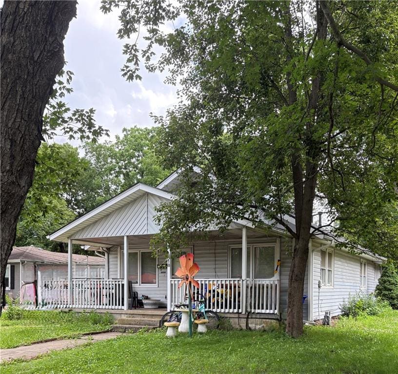 618 N Chestnut St, Olathe, KS 66061 - view of front facade featuring covered porch and a front yard