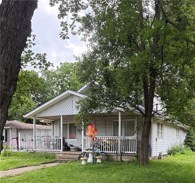 618 N Chestnut St, Olathe, KS 66061 - view of front facade featuring covered porch and a front yard