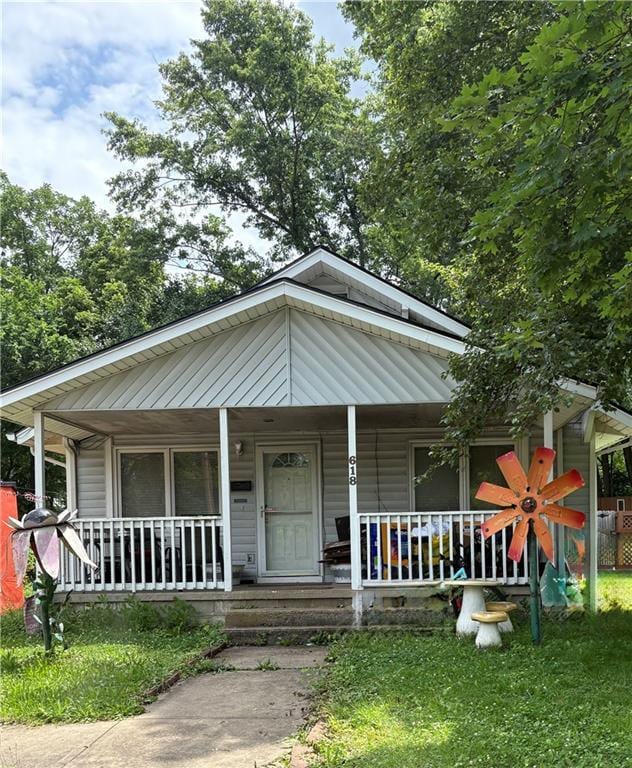618 N Chestnut St, Olathe, KS 66061 - bungalow-style home with a porch and a front yard