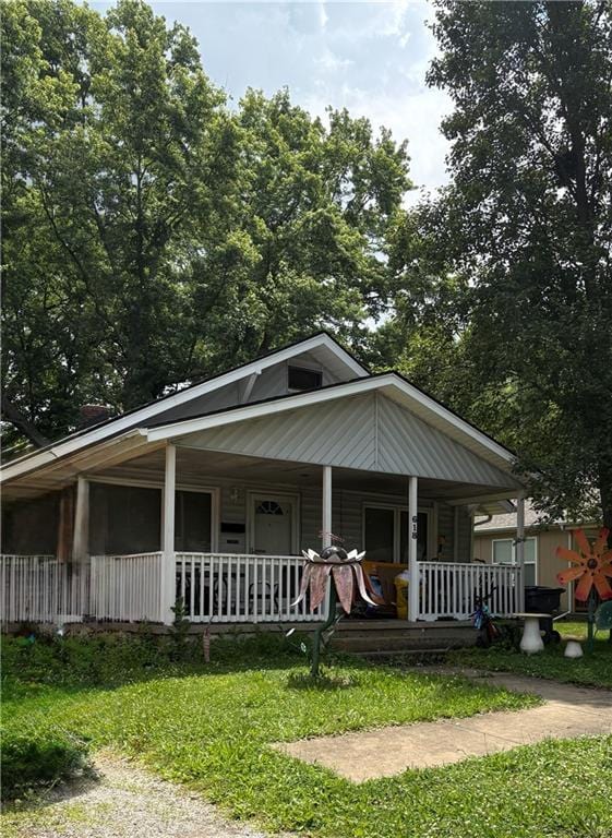 618 N Chestnut St, Olathe, KS 66061 - bungalow-style home with covered porch and a front yard