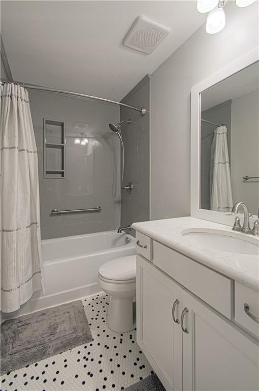 12131 W 82nd Ter, Lenexa, KS 66215 - full bath featuring vanity and shower / tub combo with curtain
