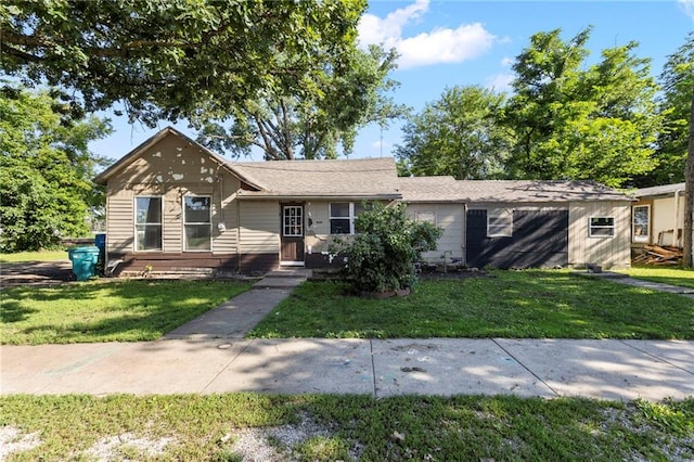 715 Walnut Ave, Osawatomie, KS 66064 - view of front facade with a front yard