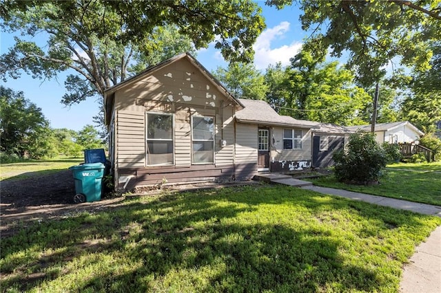 715 Walnut Ave, Osawatomie, KS 66064 - bungalow-style house with a front yard