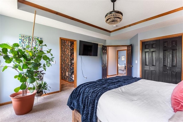 190 W Colleen Ct, Gardner, KS 66030 - bedroom featuring crown molding, carpet, and a tray ceiling