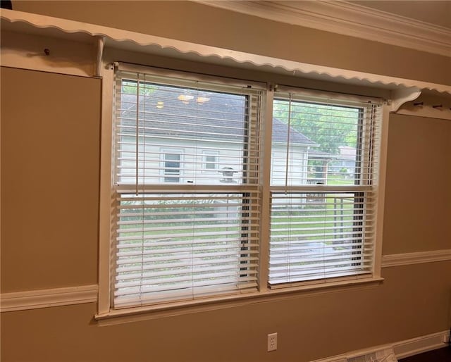 233 Main St, Osawatomie, KS 66064 - detailed view of crown molding