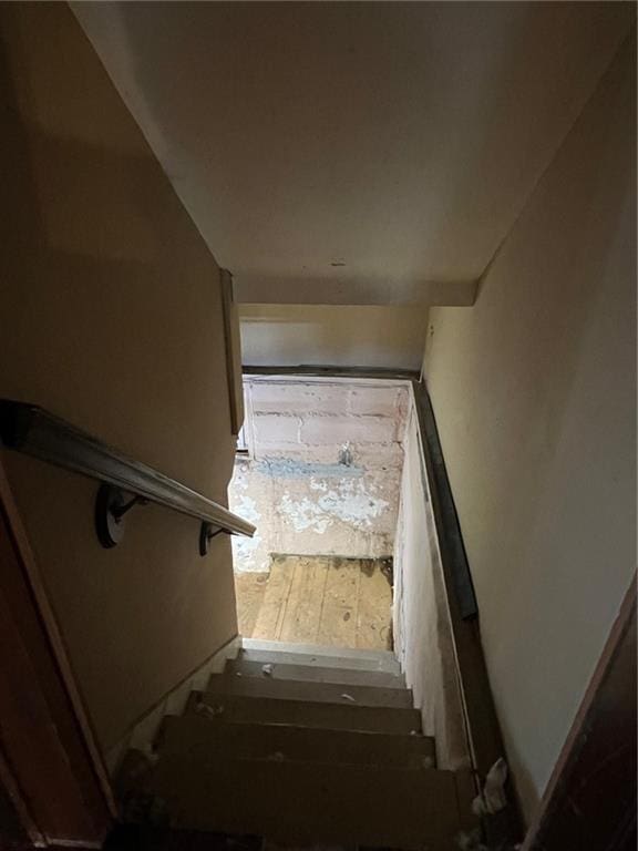 233 Main St, Osawatomie, KS 66064 - view of stairs