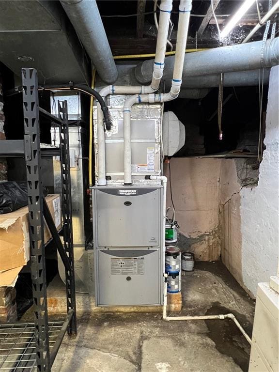 233 Main St, Osawatomie, KS 66064 - utilities featuring heating unit