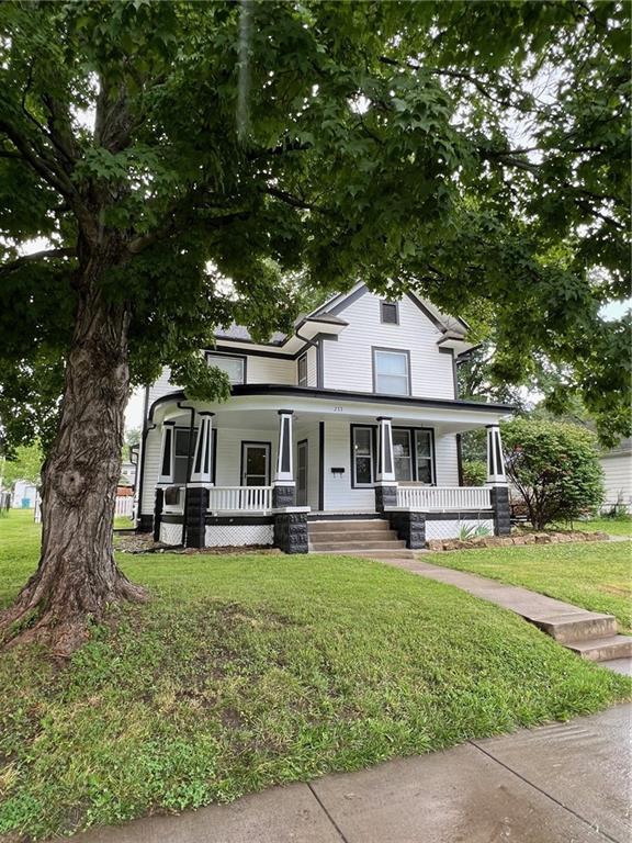 233 Main St, Osawatomie, KS 66064 - view of front facade featuring covered porch and a front lawn