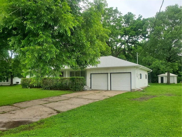 304 Swan St, Lacygne, KS 66040 - garage featuring concrete driveway