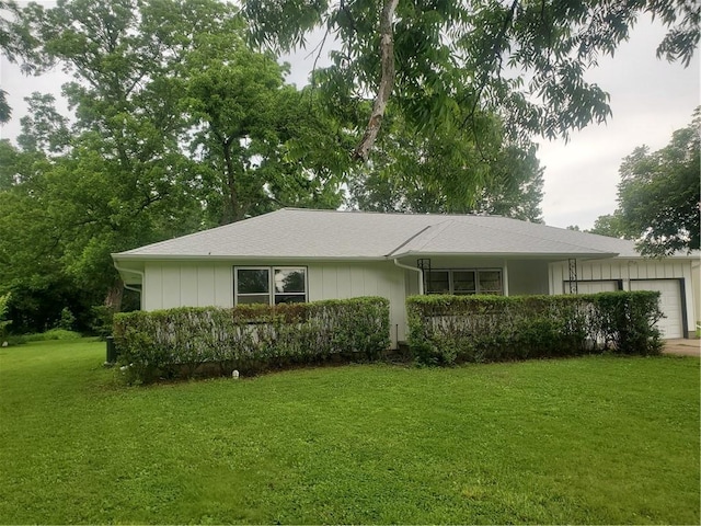 304 Swan St, Lacygne, KS 66040 - ranch-style house with a garage and a front lawn